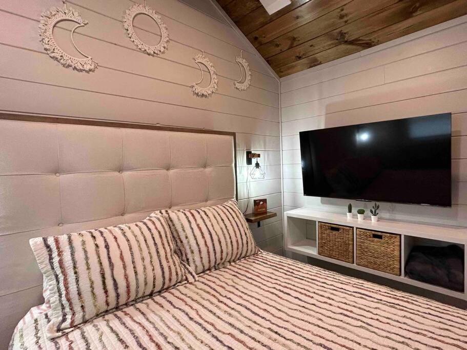 Blissful Nook Tiny Home ~ Cozy Retreat W/ Hot Tub; Near Town And Deep Creek Bryson City Exterior photo